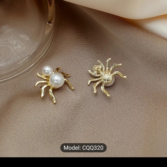 🕷🕷NEW🕷🕷GORGEOUS!! Faux Pearl Spider Earrings in 925 Silver Posts - Picture 3 of 16